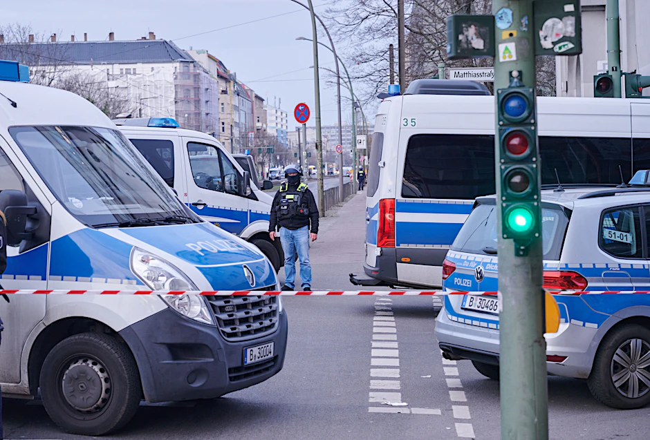 Der Zugang zum Jobcenter in der Landsberger Alle ist abgesperrt