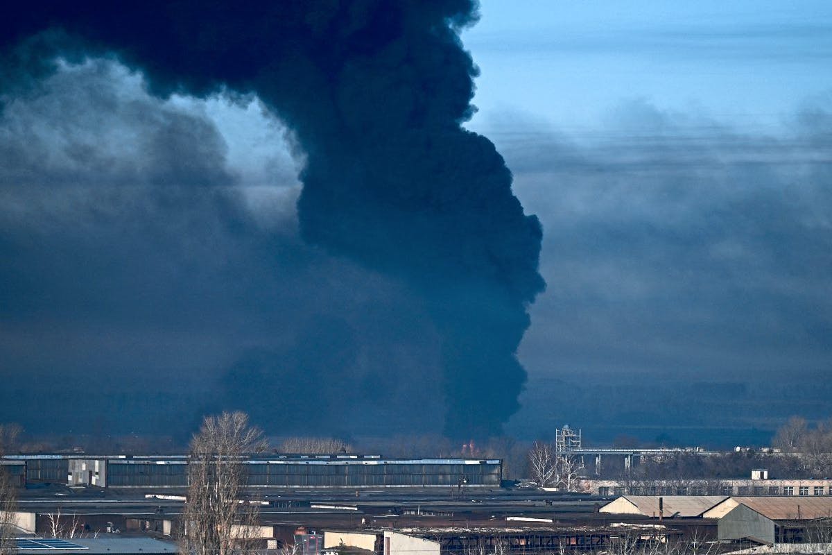 Schwarzer Rauch steigt nach einem Raketenangriff über dem Militärflughafen von Tschuhujiw, unweit der ostukrainischen Stadt Charkiw, auf.