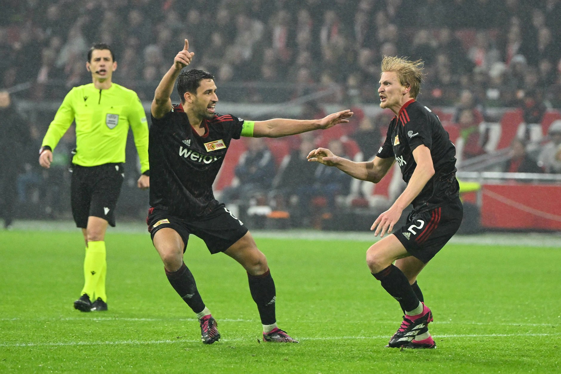Zu früh gefreut: Morten Thorsby und Rani Khedira (l.) bejubeln das vermeintliche 1:0 für den 1. FC Union bei Ajax Amsterdam in der Europa League.