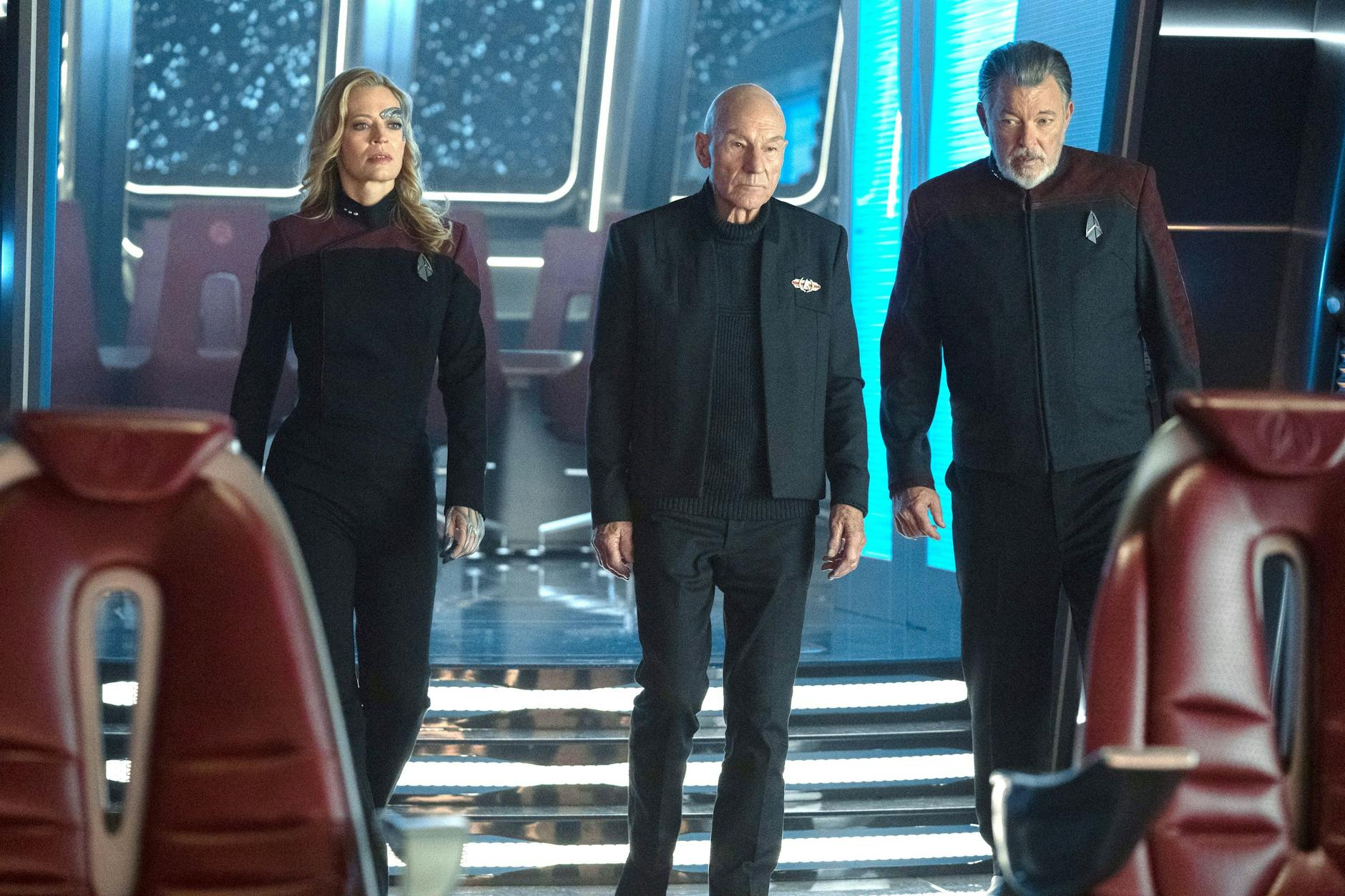 Führen was im Schilde: Seven of Nine (Jeri Ryan), Jean-Luc Picard (Patrick Stewart) und William T. Riker (Jonathan Frakes) in der dritten Staffel von „Star Trek: Picard“ auf Amazon Prime.
