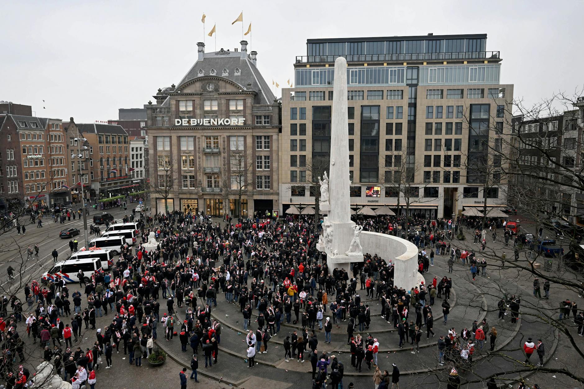 Fans des 1. FC Union versammeln sich in Amsterdam auf dem Dam-Platz.