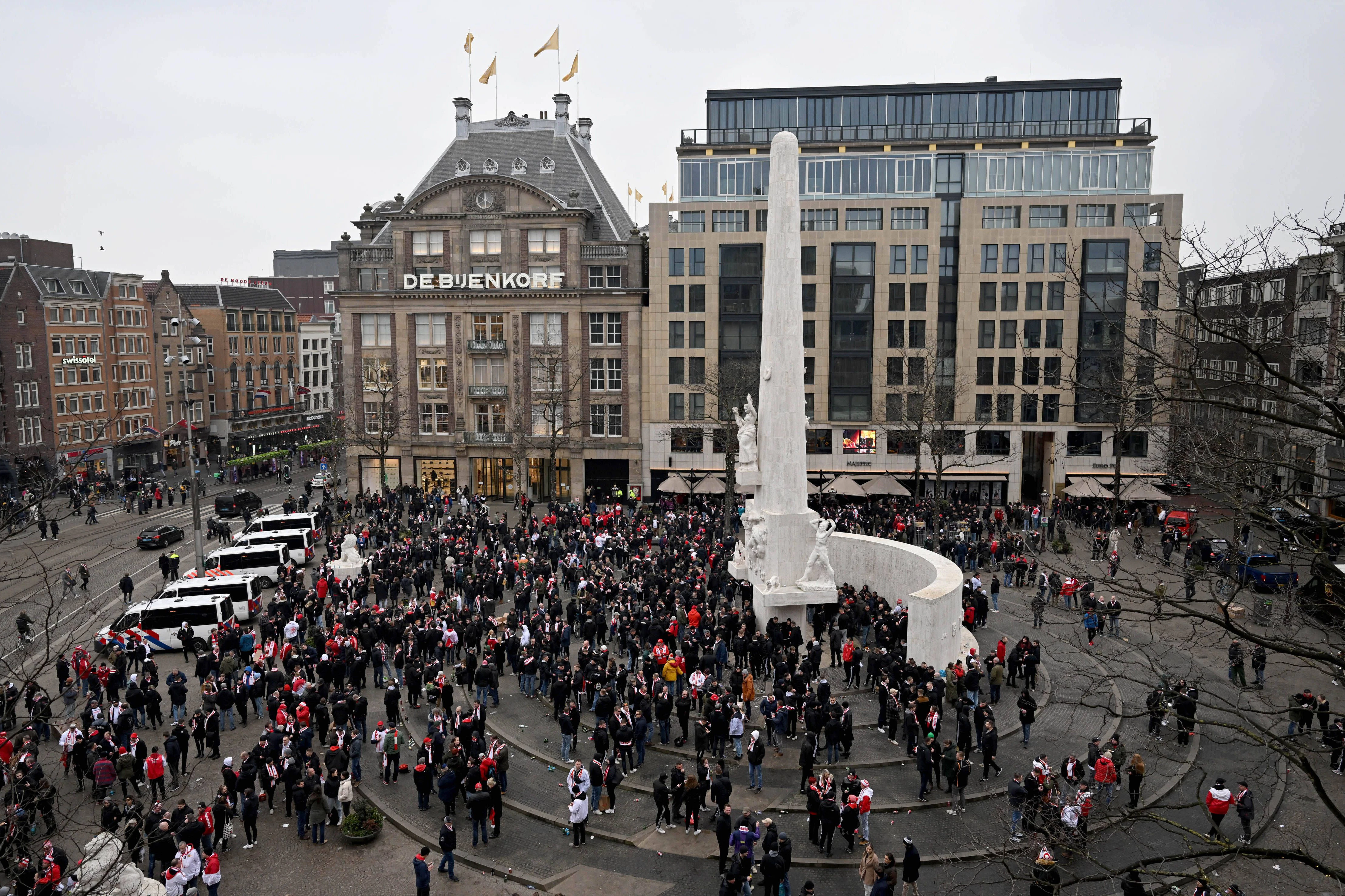 Fans des 1. FC Union versammeln sich in Amsterdam auf dem Dam-Platz.