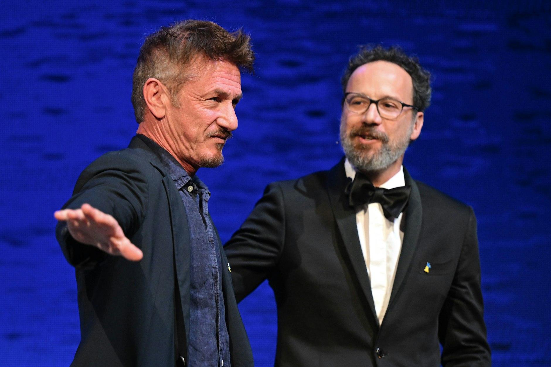 Der Schauspieler und Filmregisseur Sean Penn (l.) und Carlo Chatrian, Künstlerischer Leiter der Filmfestspiele, unterhalten sich auf der Bühne bei der Eröffnung der Berlinale.&nbsp;