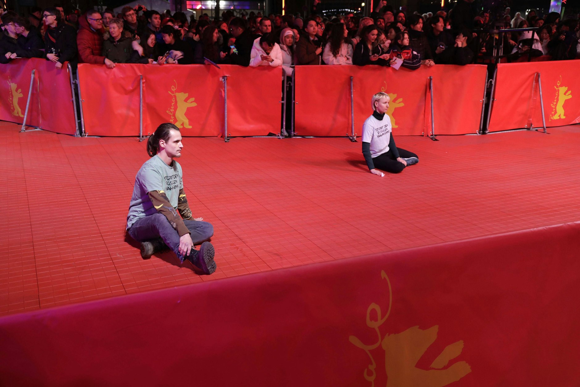 Klima-Kleber haben sich am Rande des roten Berlinale-Teppichs festgeklebt.