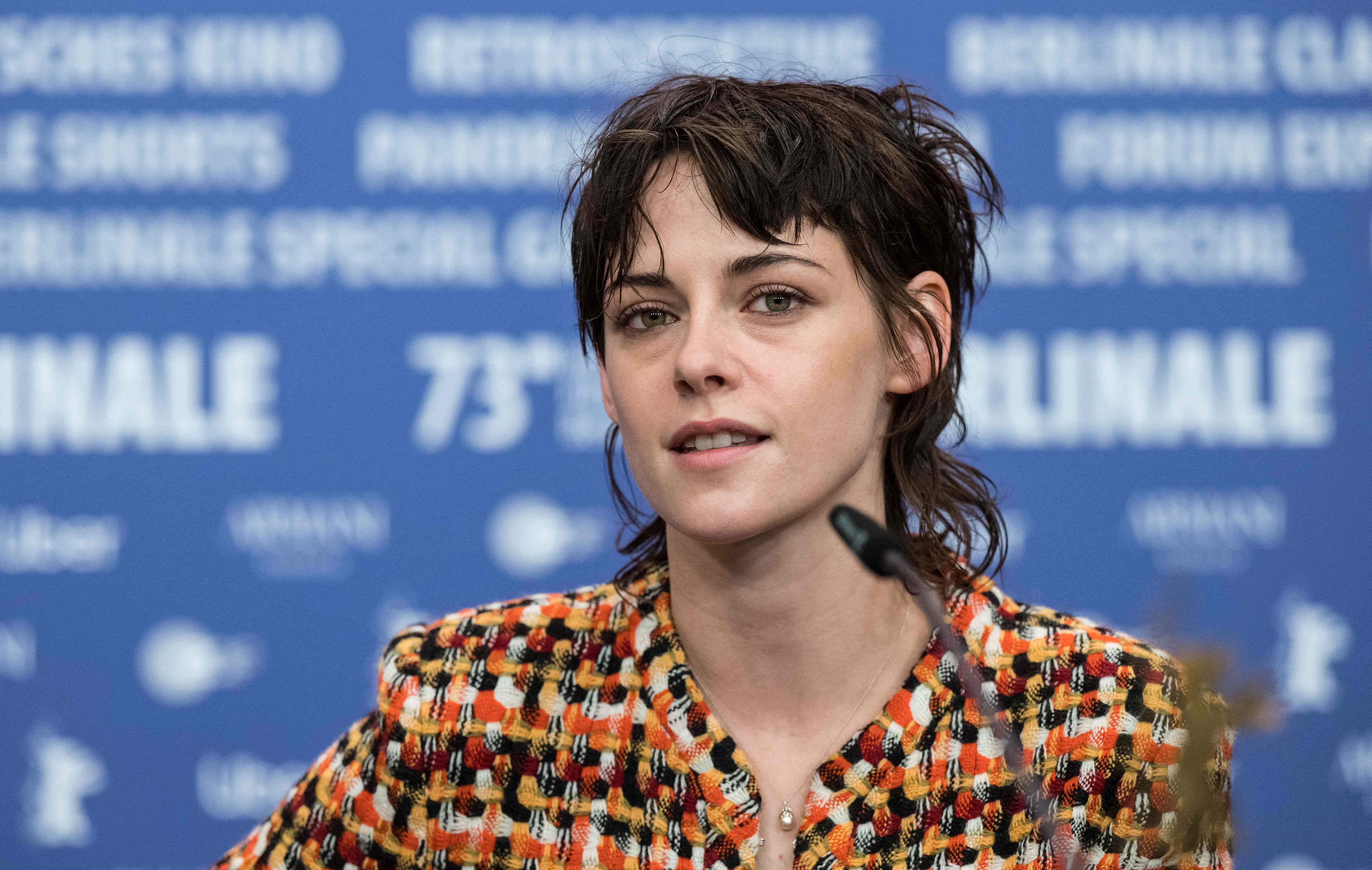 Image - Schlagfertig und mit Schlaghose: Jury-Chefin Kristen Stewart in Berlin eingesegelt. SO will sie die Berlinale rocken