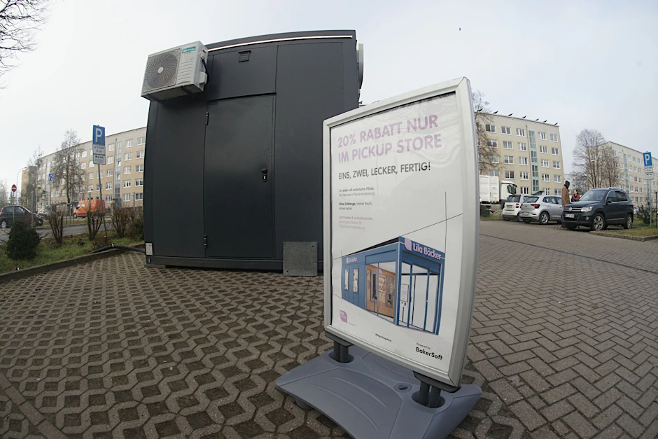 ARCHIV - Der Lila-Bäcker-Pickup Store in Neubrandenburg.  