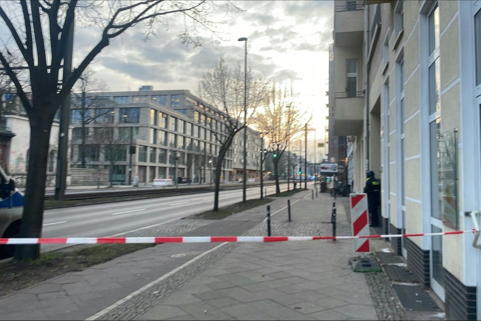 Der Zugang zum Jobcenter in der Landsberger Alle ist abgesperrt