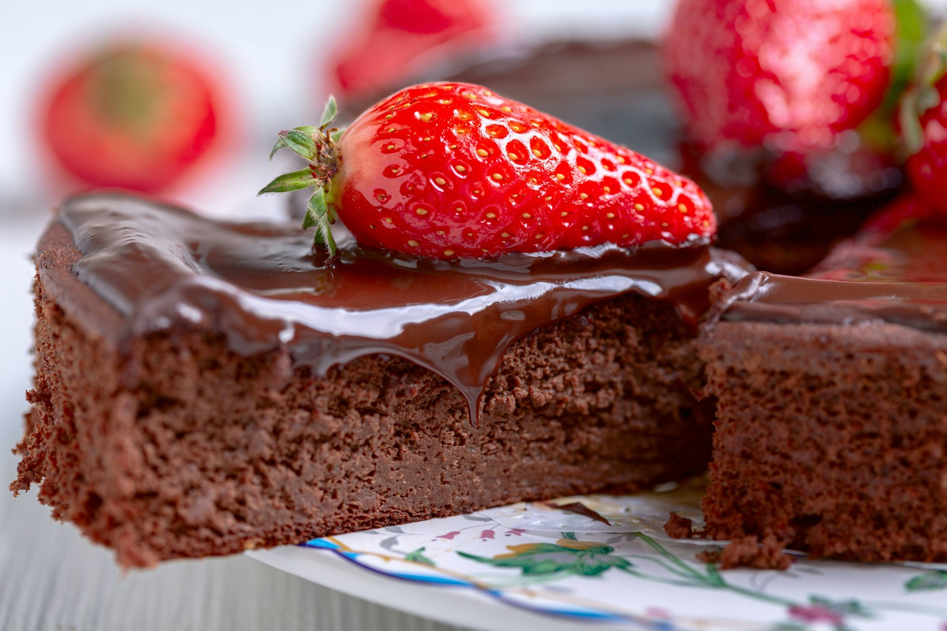 Der leckere Schokokuchen wird nach dem Backen mit einer Schoko-Glasur überzogen. Das Rezept ist so lecker.