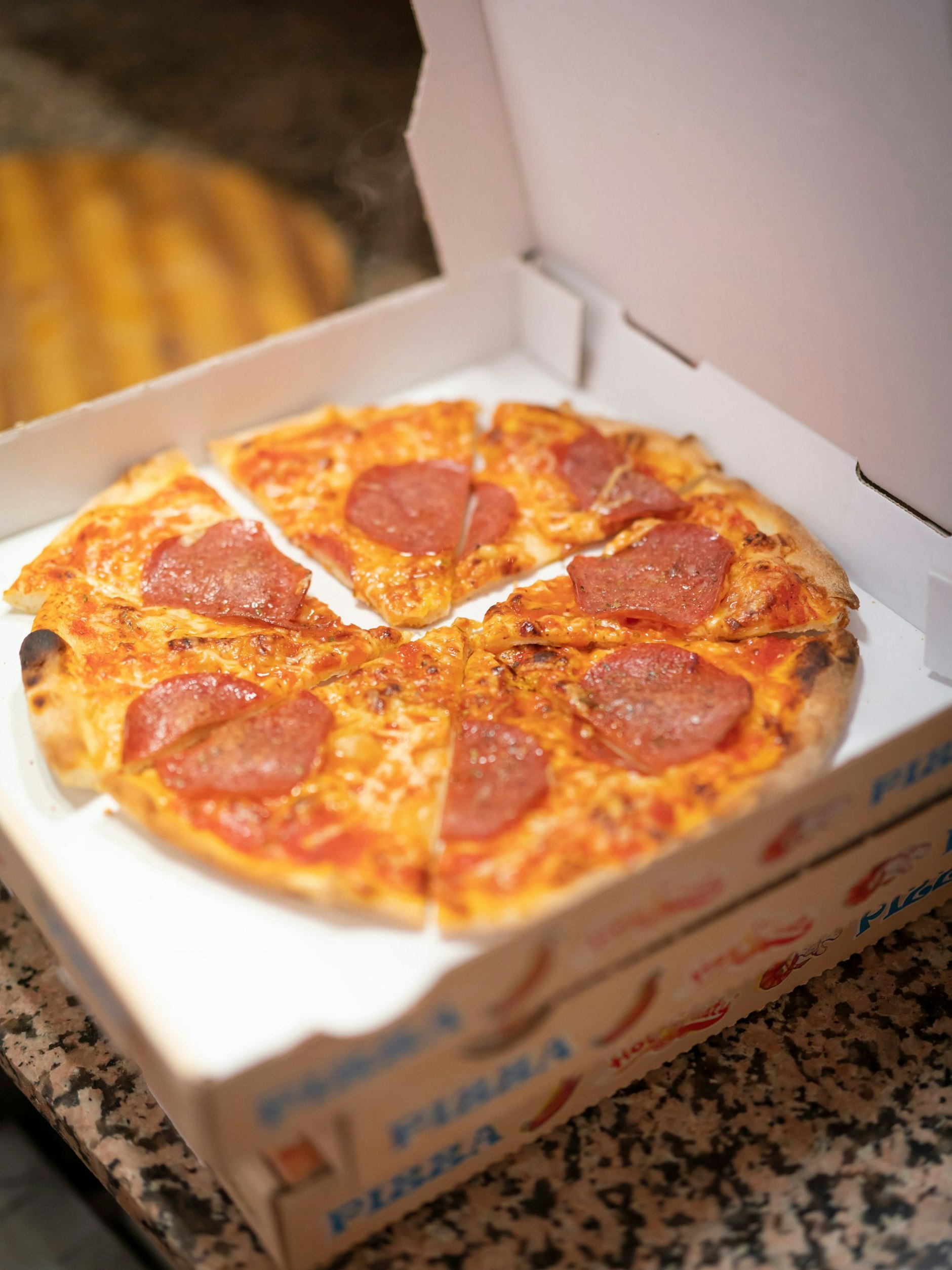 Damit Pizza auch zu Hause heiss auf den Teller kommt, wird es für den Transport in einen stabilen Karton aus Wellpappe verpackt.