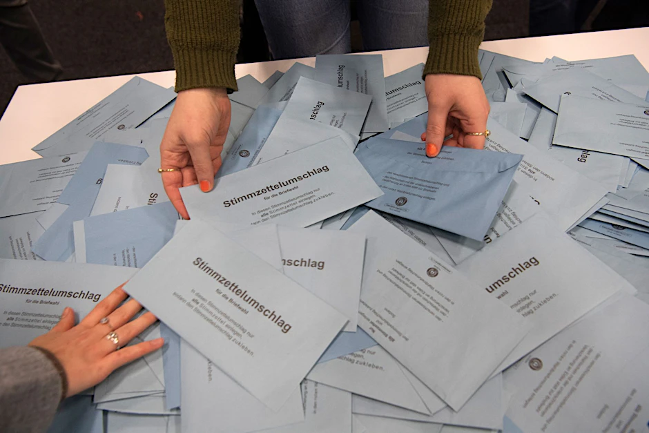 Wahlhelfer sichten im City Cube nach der wiederholten Wahl die Stimmzettel der Briefwähler.&nbsp;