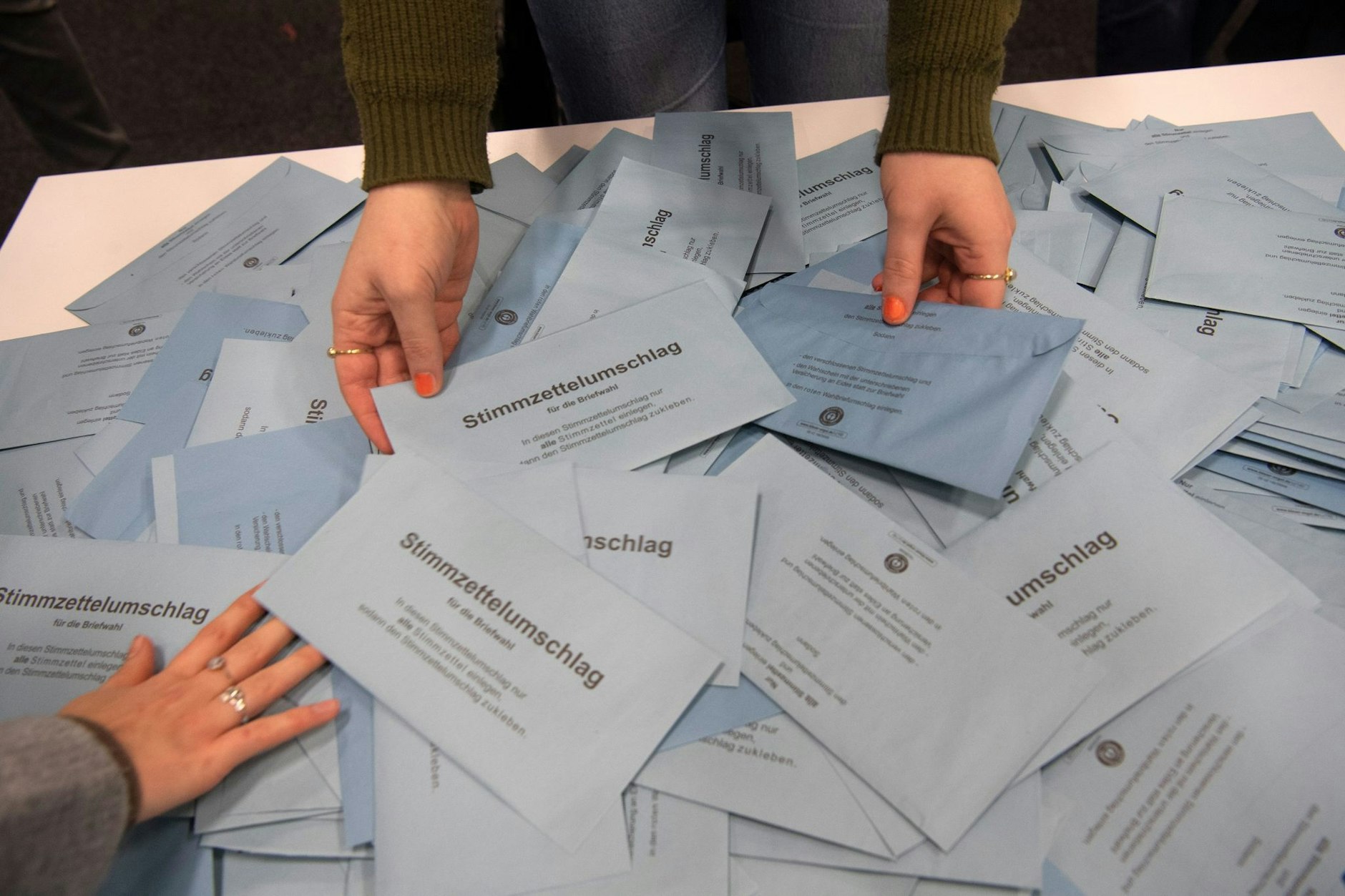 Wahlhelfer sichten im City Cube nach der wiederholten Wahl die Stimmzettel der Briefwähler.&nbsp;
