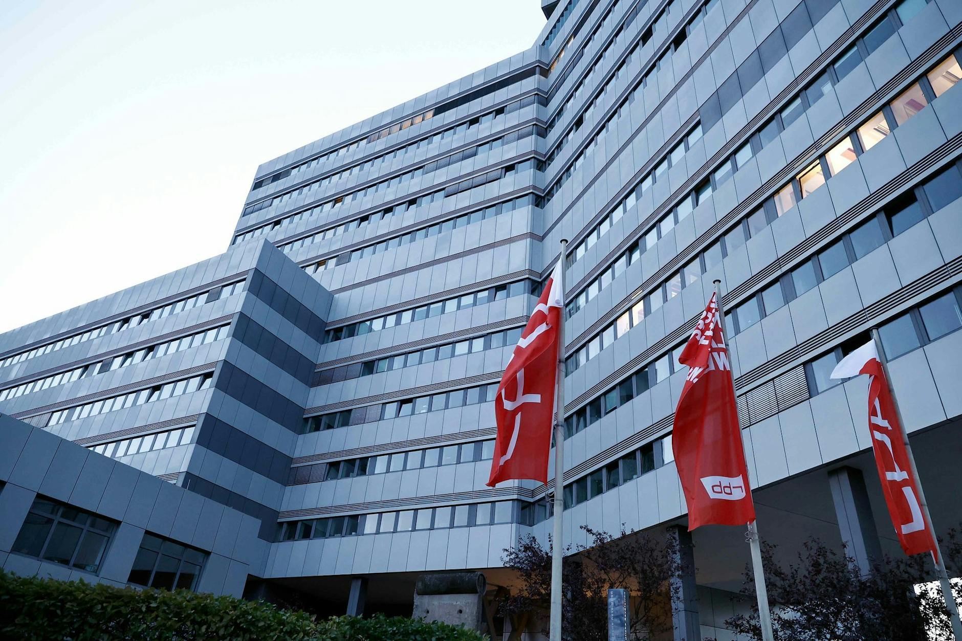 Fahnen wehen vor der Fassade des Senders Rundfunk Berlin-Brandenburg (RBB) am Sitz an der Masurenallee in Berlin.