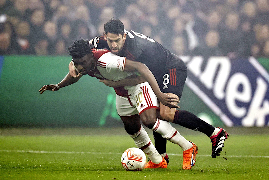 Wieder mal alles im Griff: Unions Rani Khedira stoppt Mohammed Kudus.