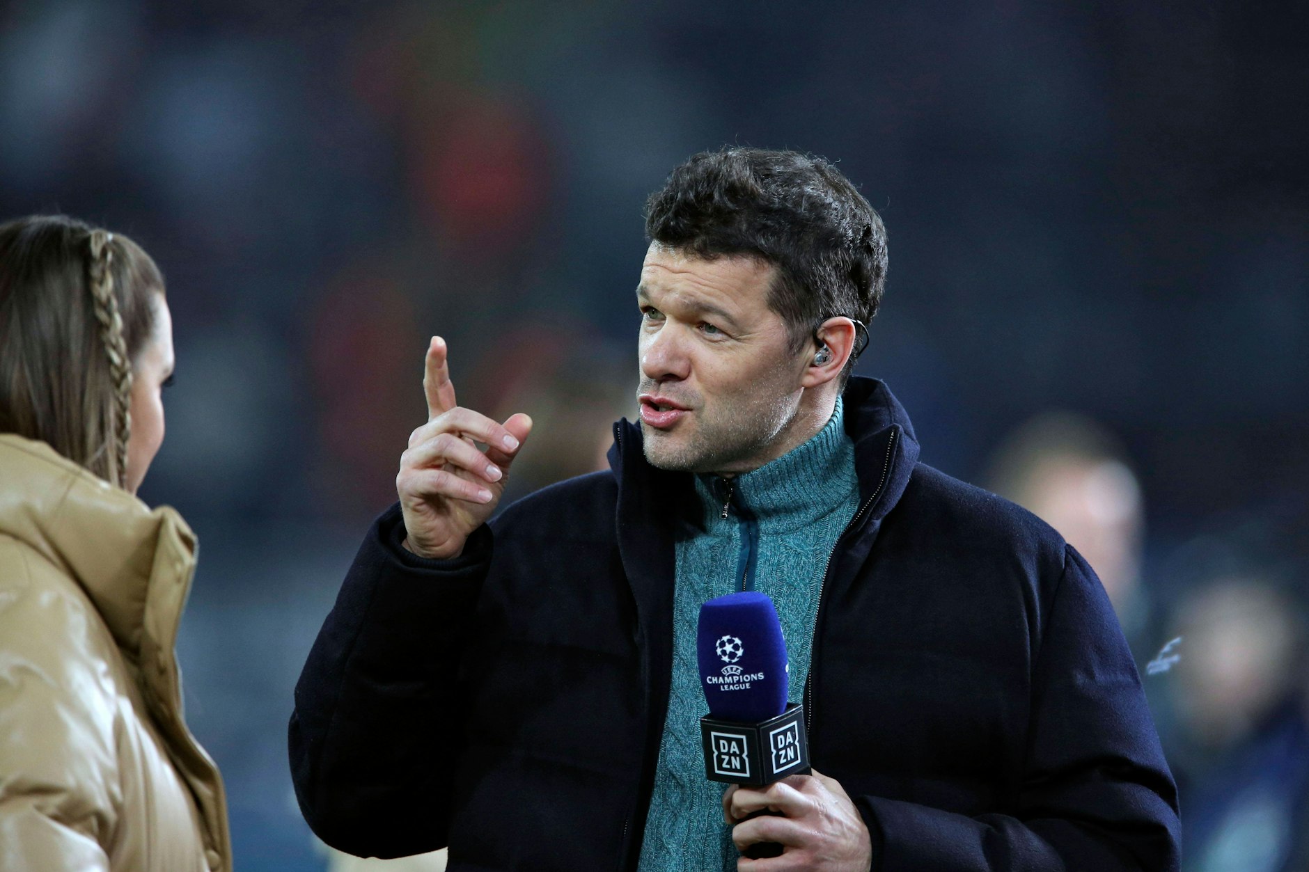 Michael Ballack arbeitet als TV-Experte und bekam beim BVB-Spiel gegen Chelsea eine Bierdusche ab.