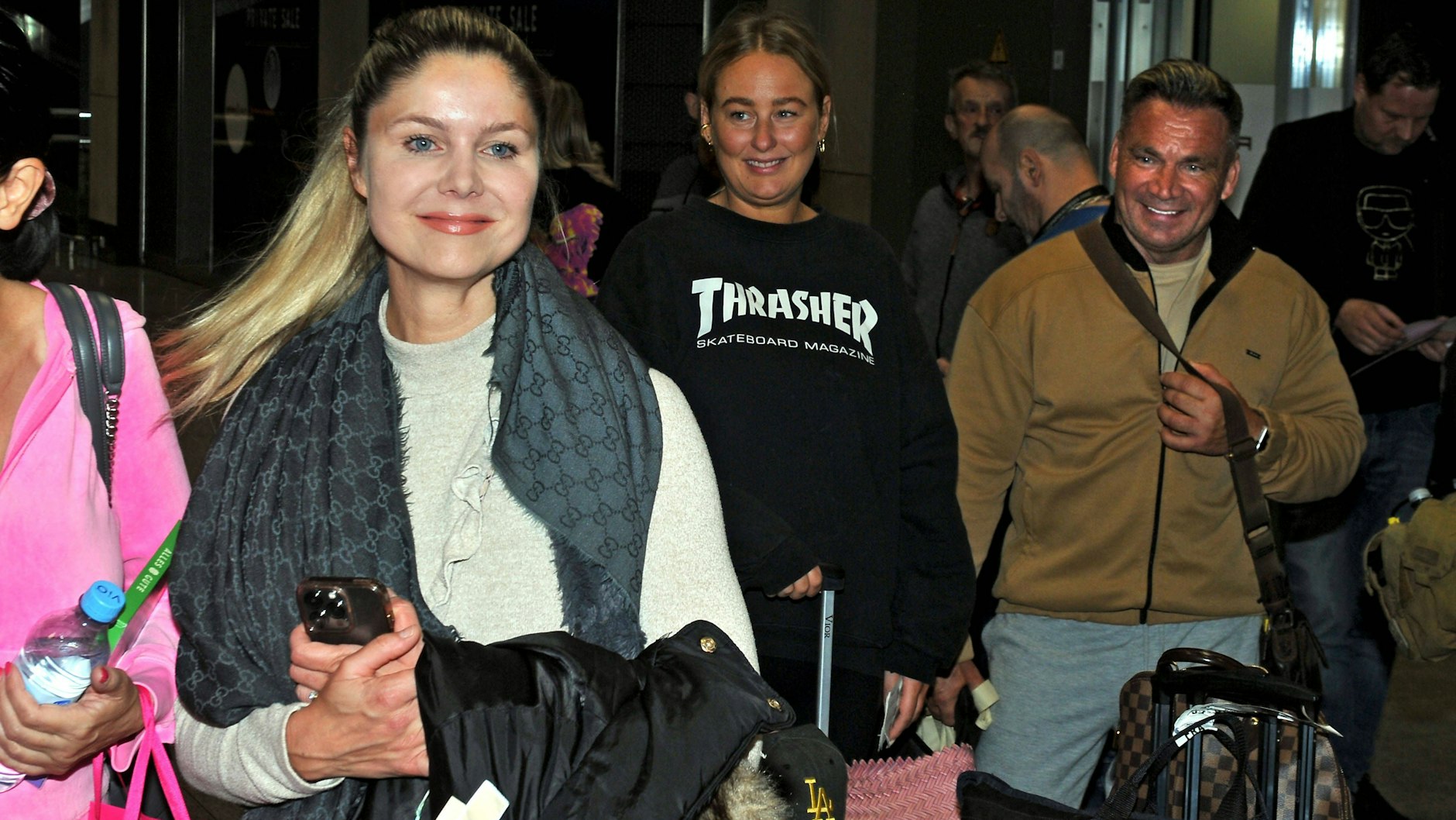 Nach der Rückkehr aus dem Dschungel gehen die Begleitpersonen Yvonne Woelke, Lotta Haak und Peter Klein am Frankfurter Flughafen entlang.