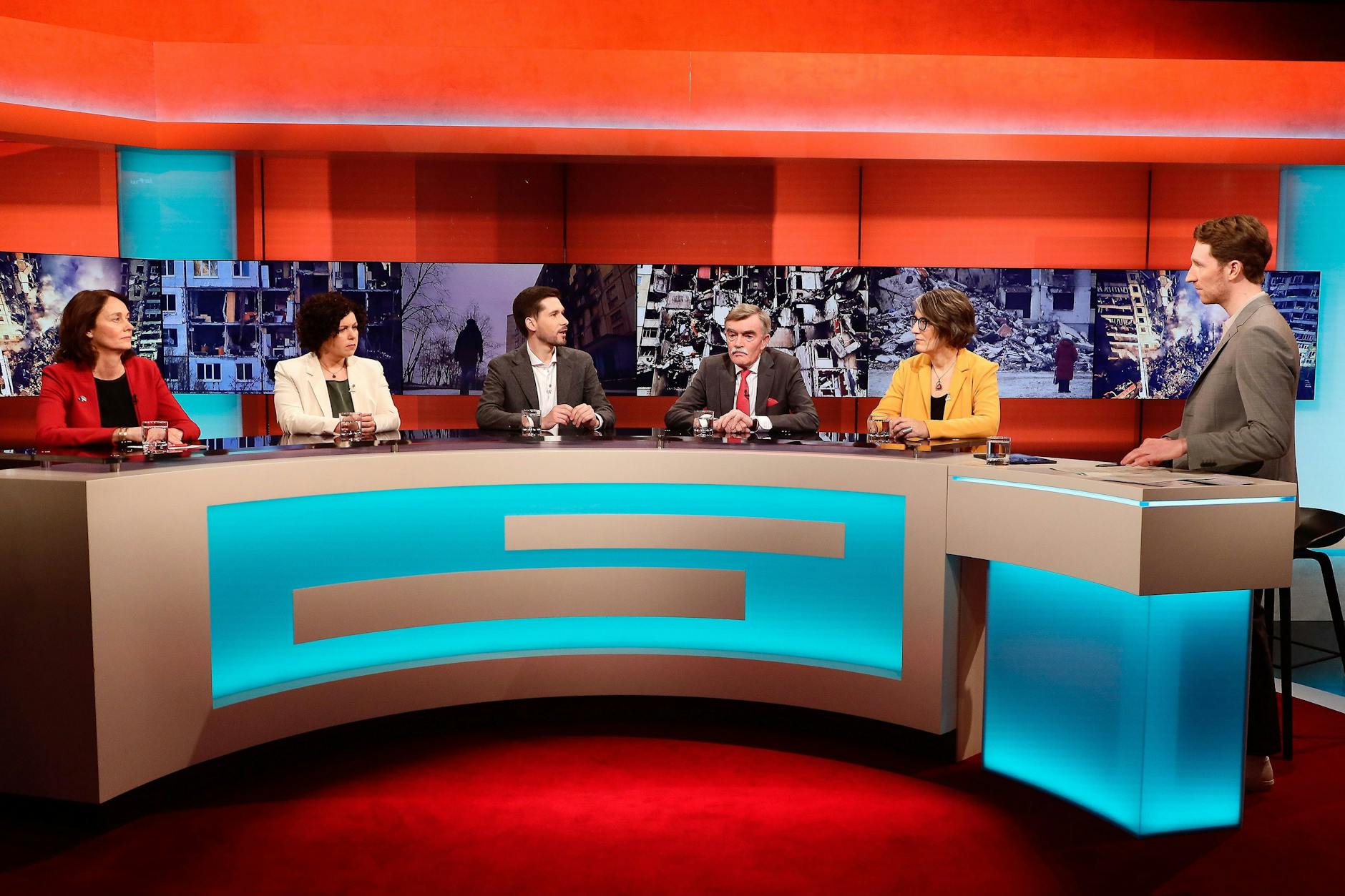 Talkshow zum Ukraine-Krieg: Alle gegen eine.