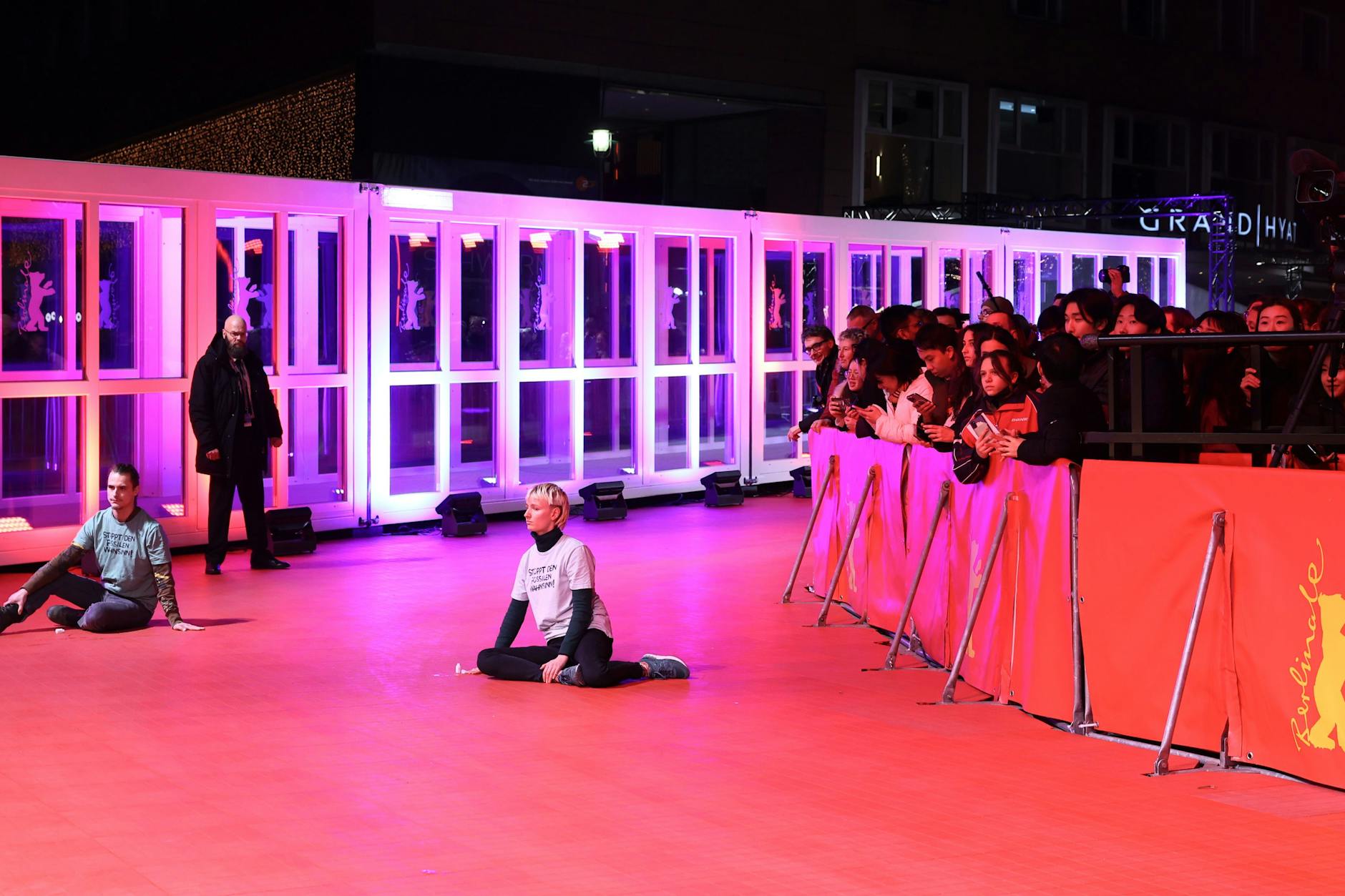 Die beiden Aktivisten hatten eine Absperrung überwunden und sich festgeklebt.