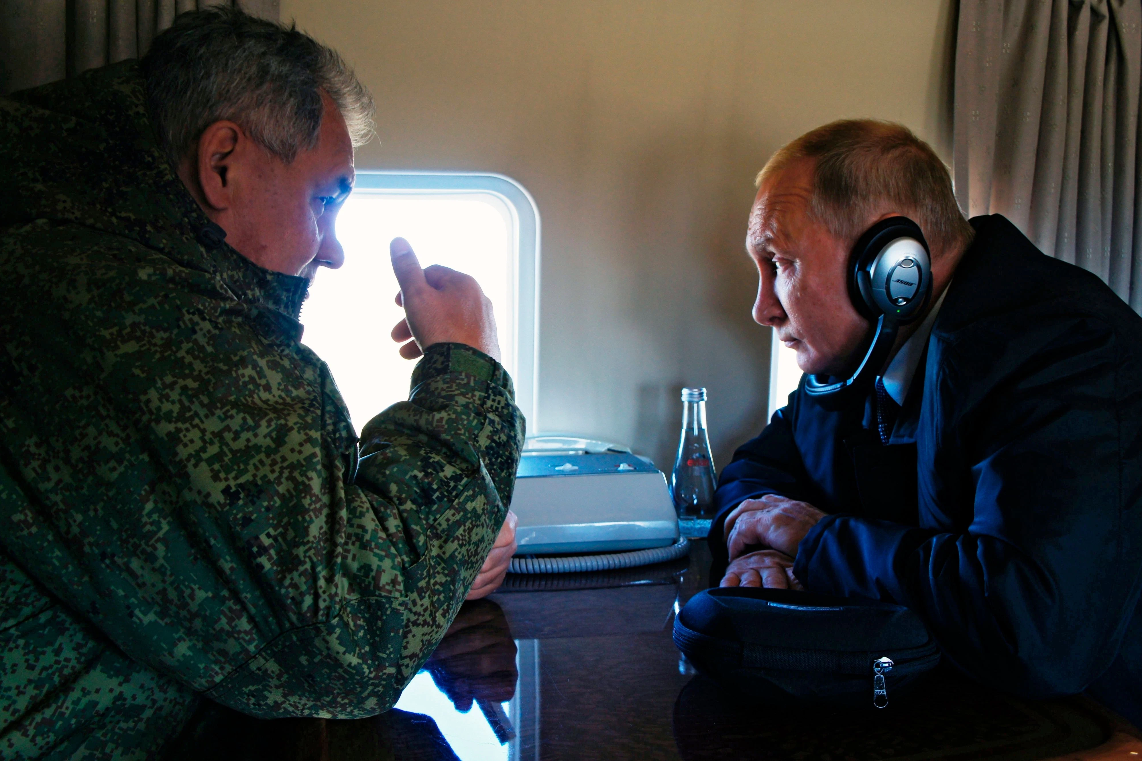 Der russische Präsident Wladimir Putin (r) und der Verteidigungsminister Sergej Schoigu.
