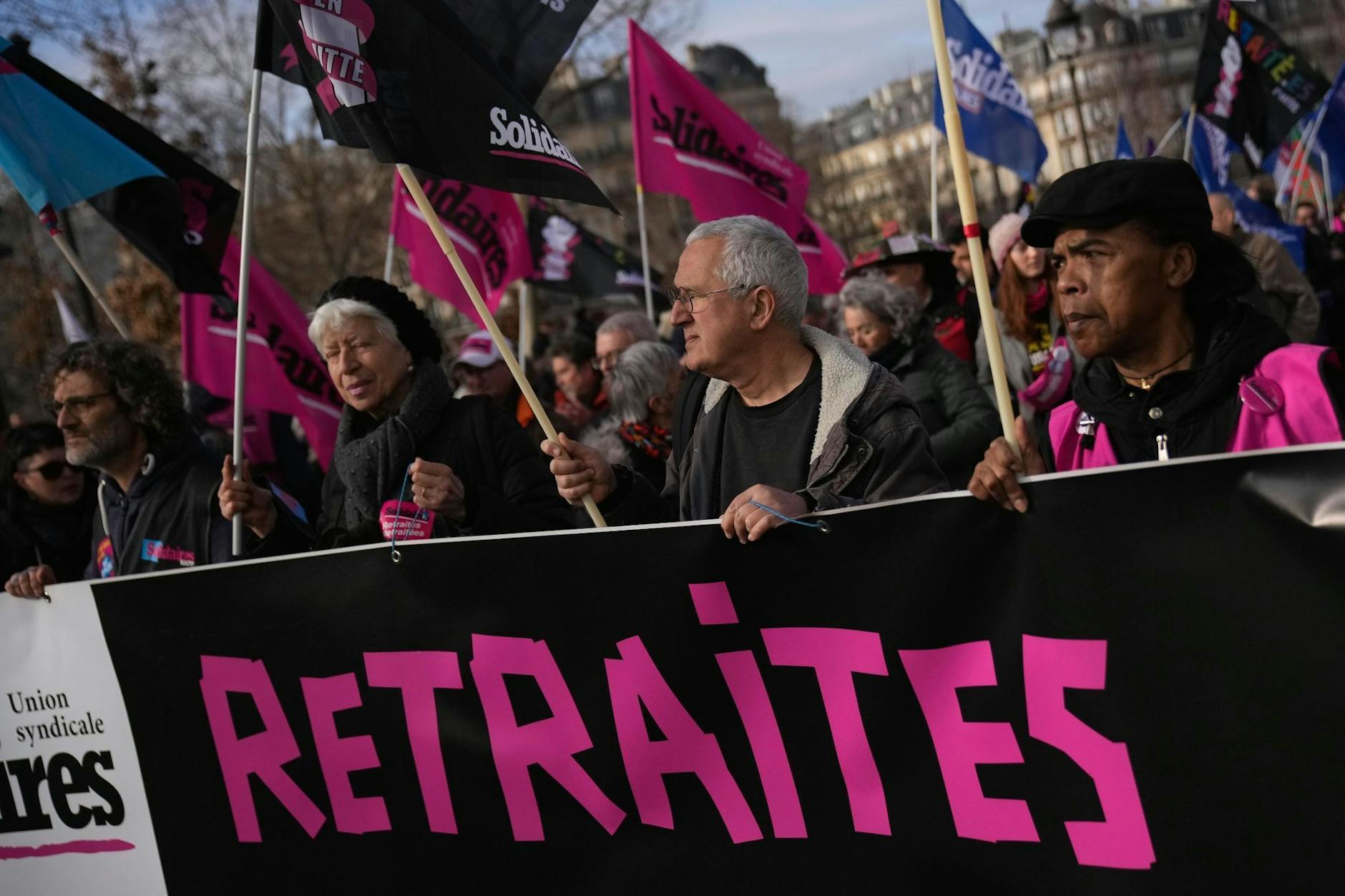 Gegen die geplante Rentenreform von Präsident Macron regt sich weiter erbitterter Widerstand. Abermals gingen Hunderttausende Menschen auf die Straße. 