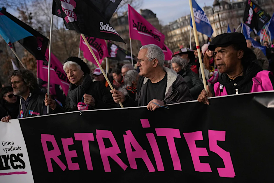 Gegen die geplante Rentenreform von Präsident Macron regt sich weiter erbitterter Widerstand. Abermals gingen Hunderttausende Menschen auf die Straße.&nbsp;