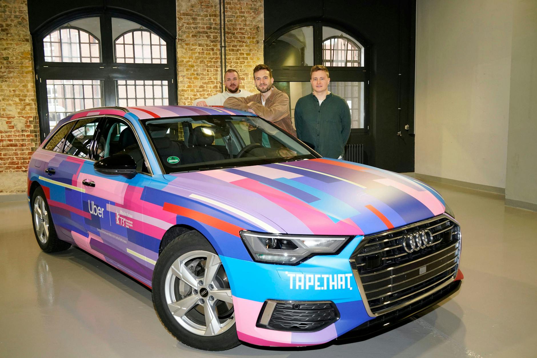 Zum Start der Filmfestspiele kommen für den Berlinale-Hauptsponsor Uber künstlerisch gestaltete Autos zum Einsatz. Das Berliner Tape That Collective und eines ihrer Werke.