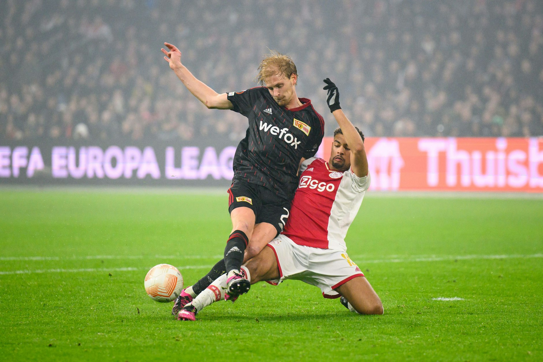 Unions Morten Thorsby macht in Amsterdam ein gutes Spiel, geht hier in einen Zweikampf mit Devyne Rensch.