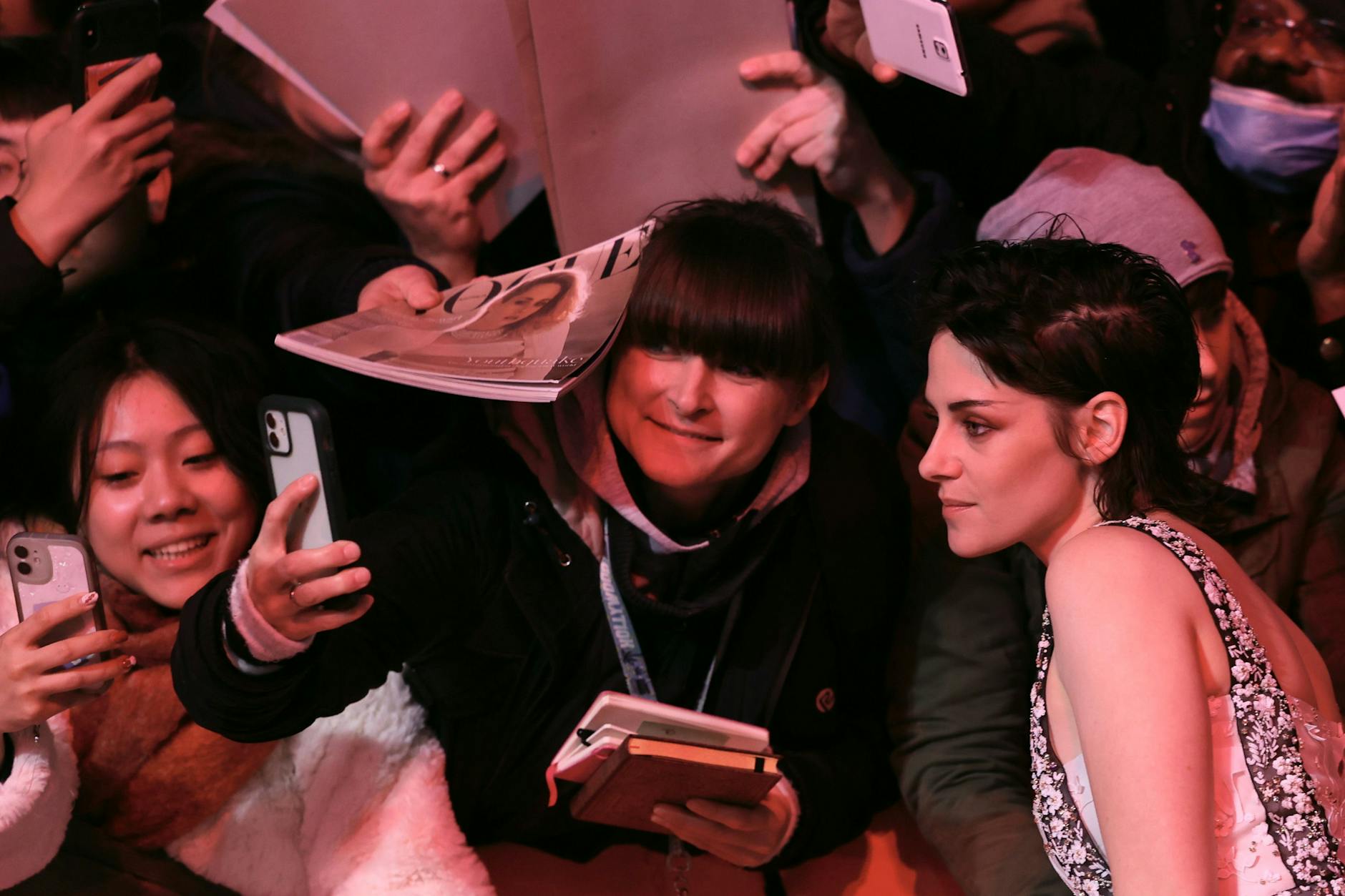  Jurypräsidentin und Schauspielerin Kristen Stewart, von Autogrammjägern umlagert 