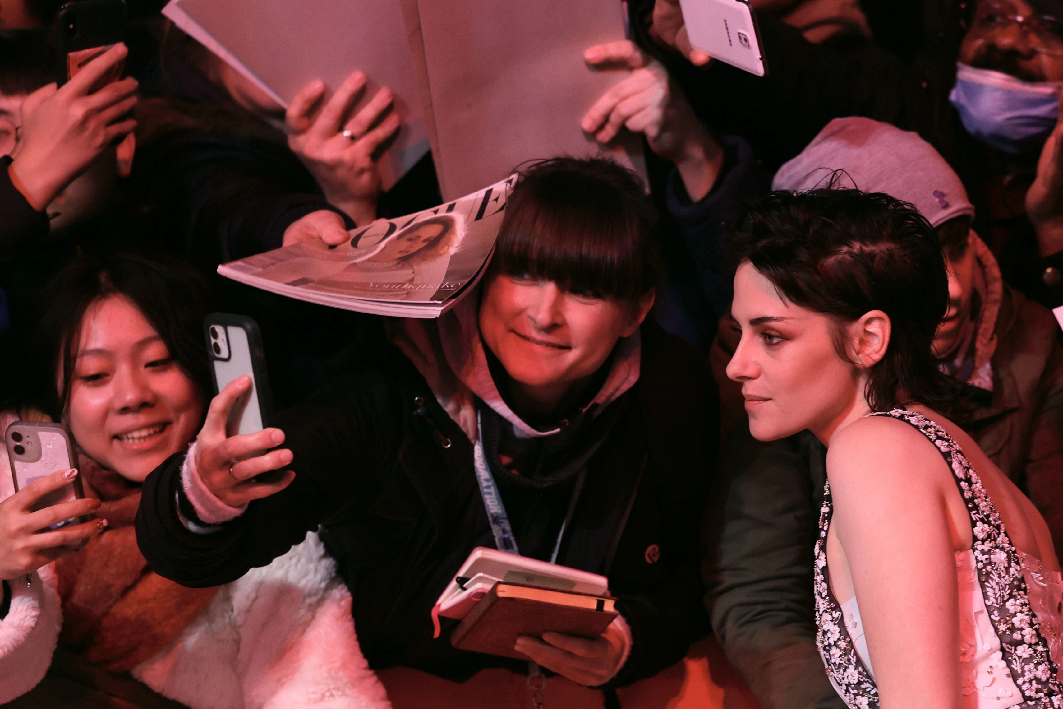 &nbsp;Jurypräsidentin und Schauspielerin Kristen Stewart, von Autogrammjägern umlagert&nbsp;