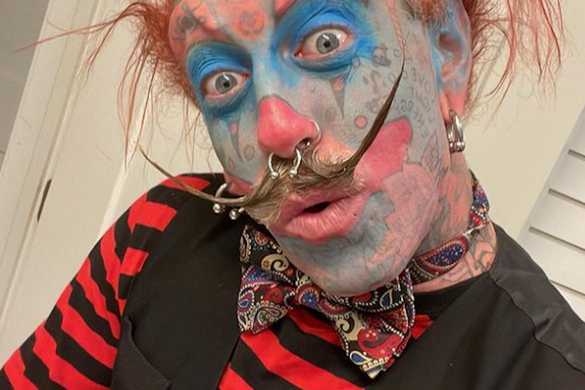 Er möchte für alle Zeiten wie ein Clown aussehen: Dafür hat Richie auch krasse Gesichtstattoos in Kauf genommen.