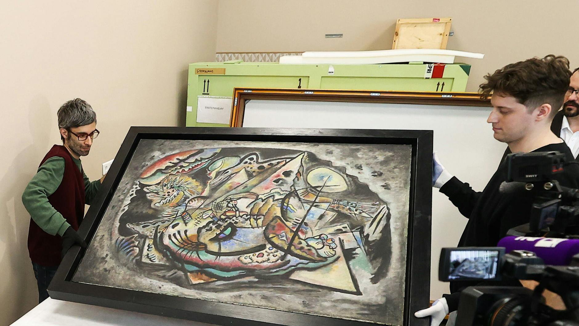 Diese Männer haben Wolfgang Pauritsch etwas voraus: Sie halten das Graue Oval von Wassily Kandinsky in den Händen.