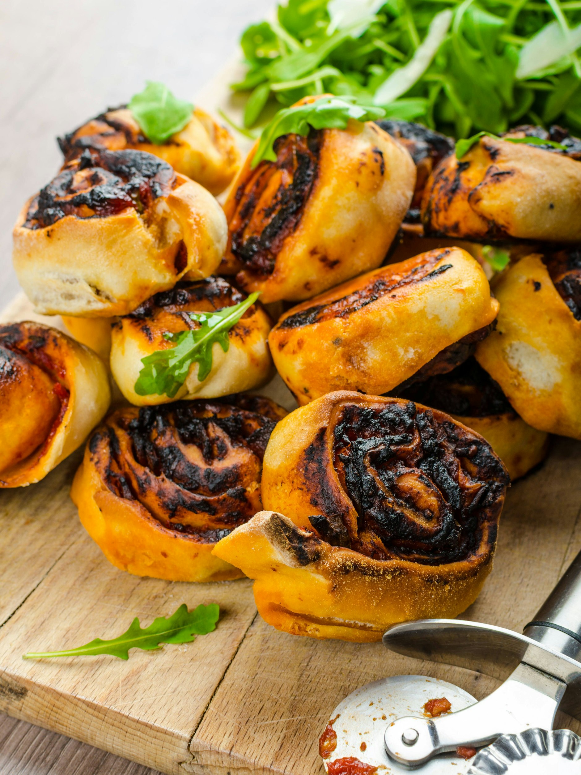 Pizzaschnecken sind lecker und einfach zu machen - und bei den Belägen können Sie das Rezept beliebig variieren.