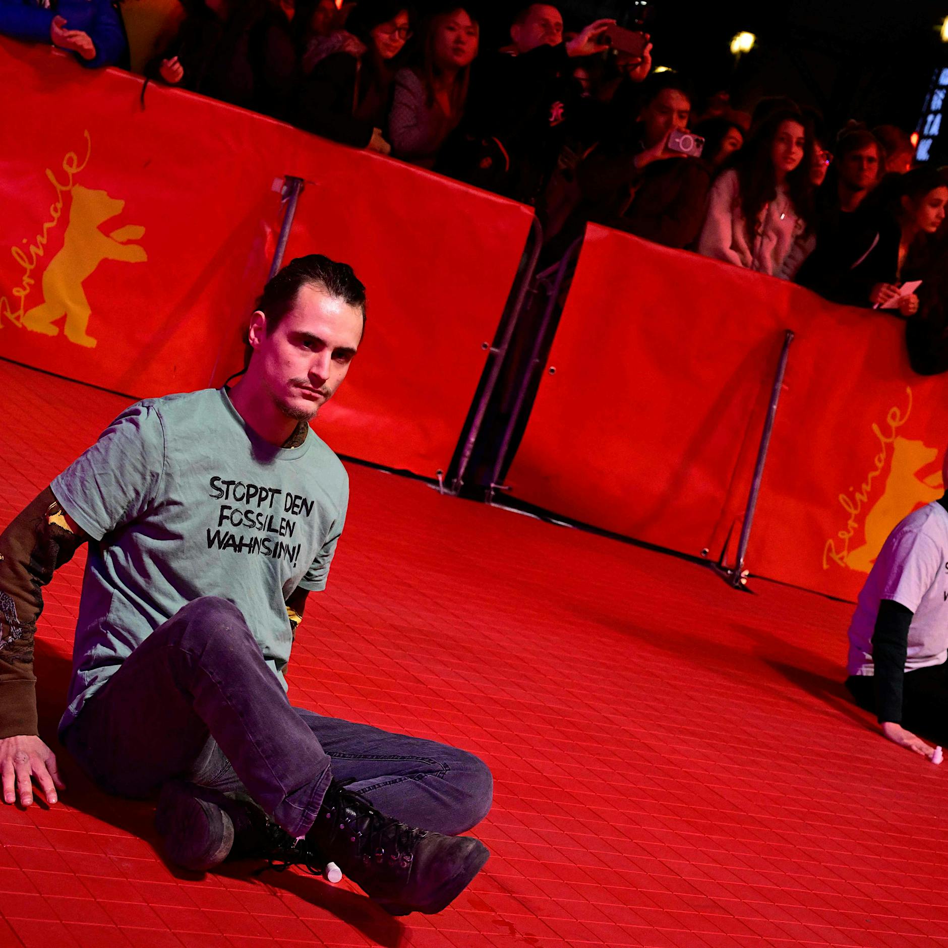 Letzte Generation stört Berlinale-Eröffnung: Auf dem roten Teppich festgeklebt