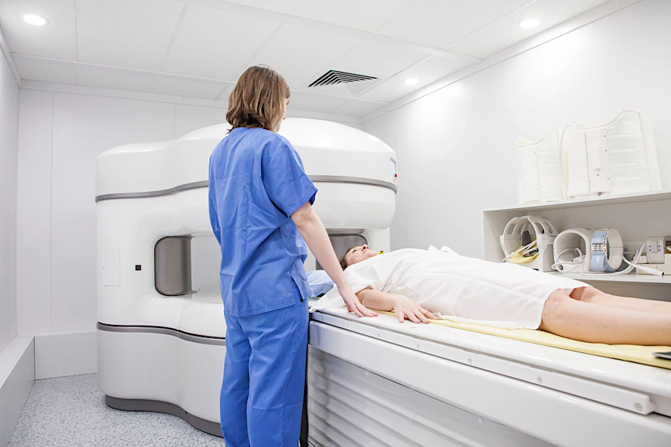 Eine Frau wird an der Charité untersucht: Das Knowhow der Uniklinik soll dem nationalen Tumor-Zentrum zugute kommen.