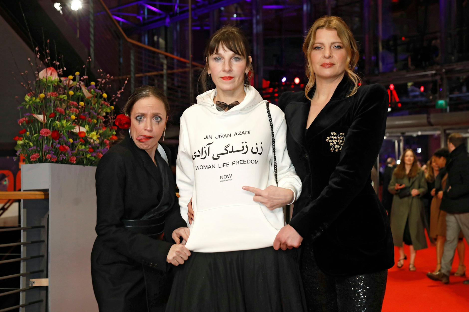 Berlinale 2023: Anna Thalbach, Meret Becker und Jördis Triebel bei der Festivaleröffnung.