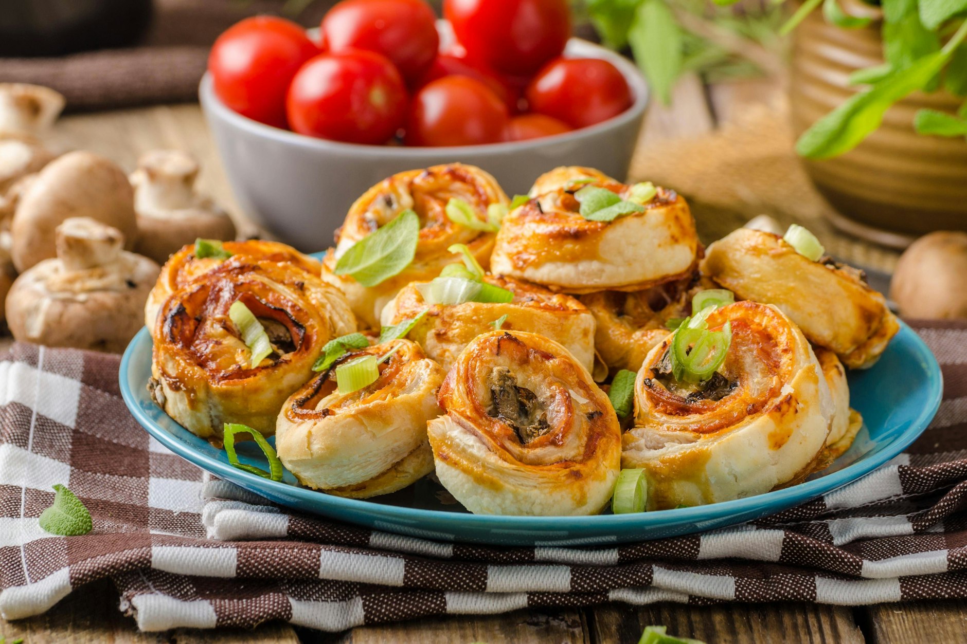 Hmmm, lecker! Diese köstlichen Pizzaschnecken sind schnell gemacht - und der perfekte Snack für zwischendurch.