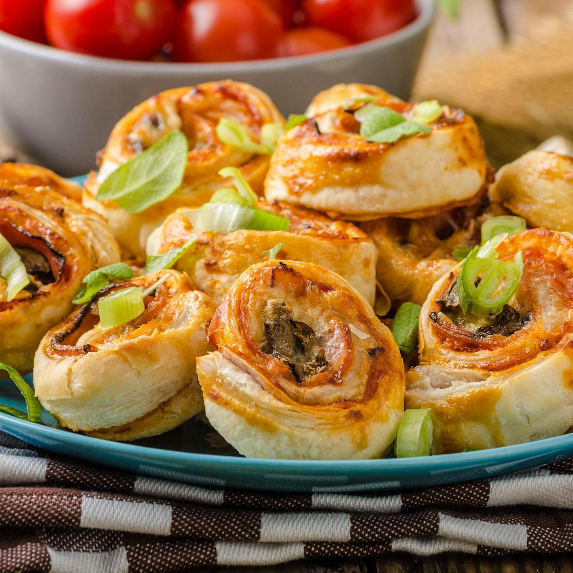 Blitzschnell fertig! Rezept für würzige Pizzaschnecken: So zaubern Sie herrlich duftende Pizzabrötchen in wenigen Minuten