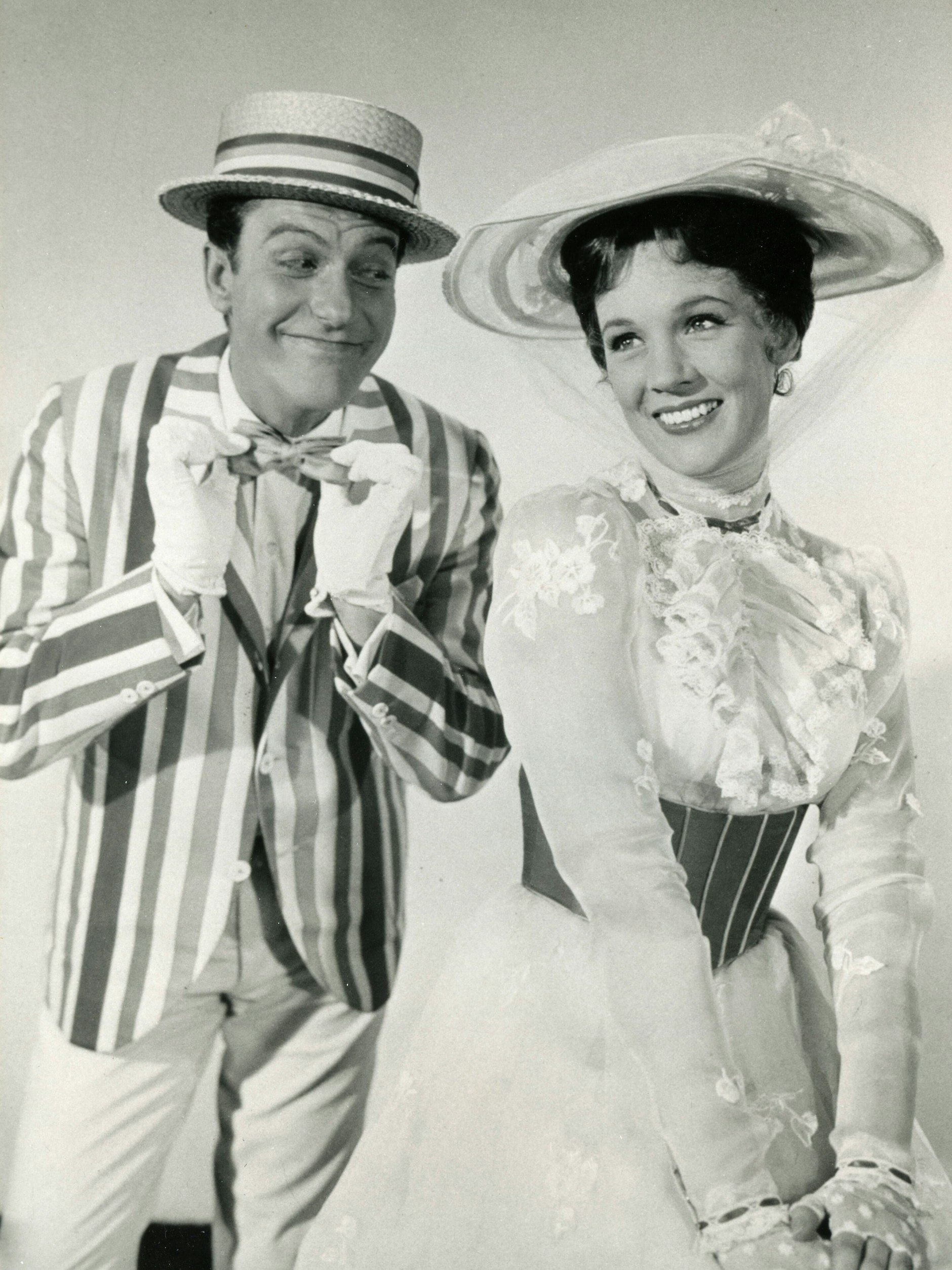 Julie Andrews und Dick van Dyke im Film-Klassiker Mary Poppins. Der Entertainer stand jetzt bei „The Masked Singer“ auf der Bühne.