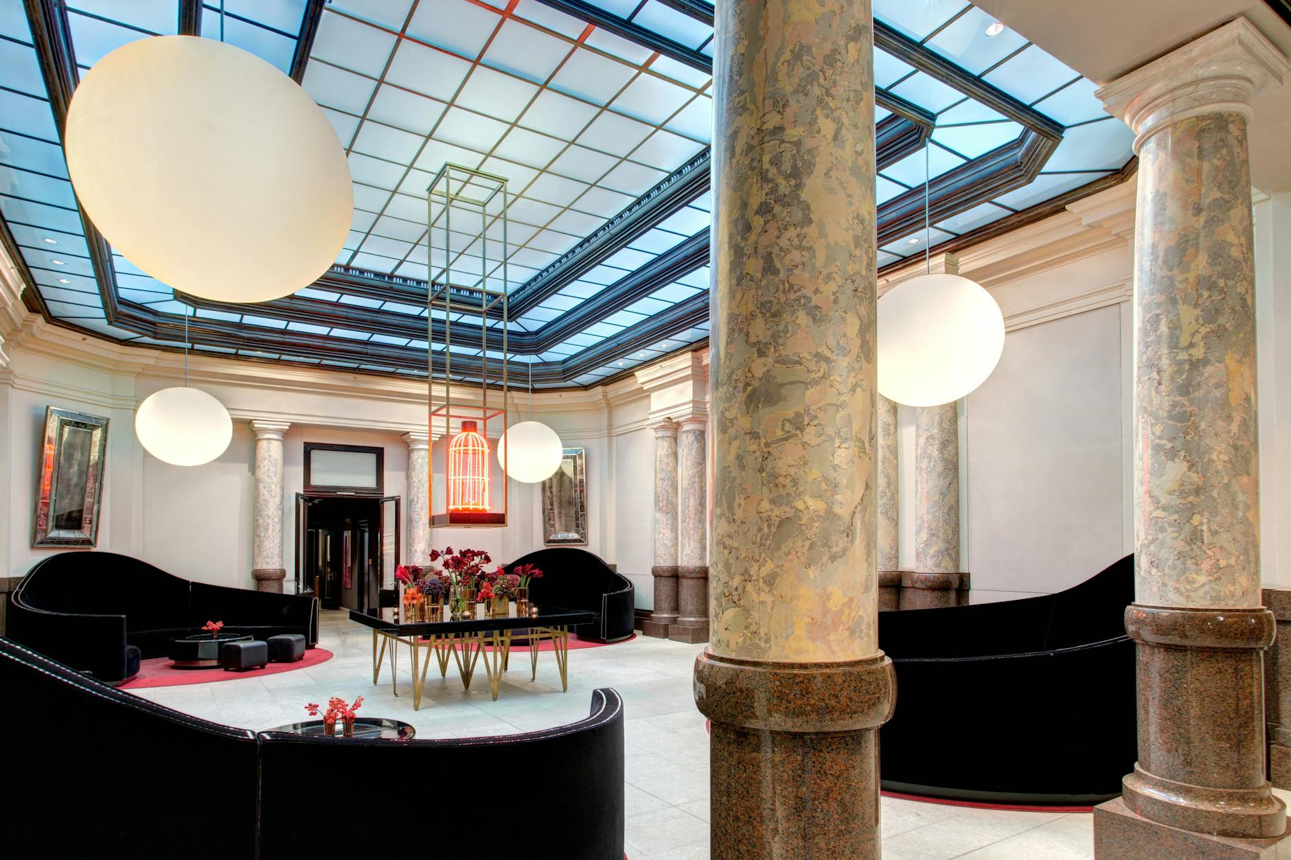 Bestens ausgestattet: das Foyer des nun ausgezeichneten Hotels am Bebelplatz.