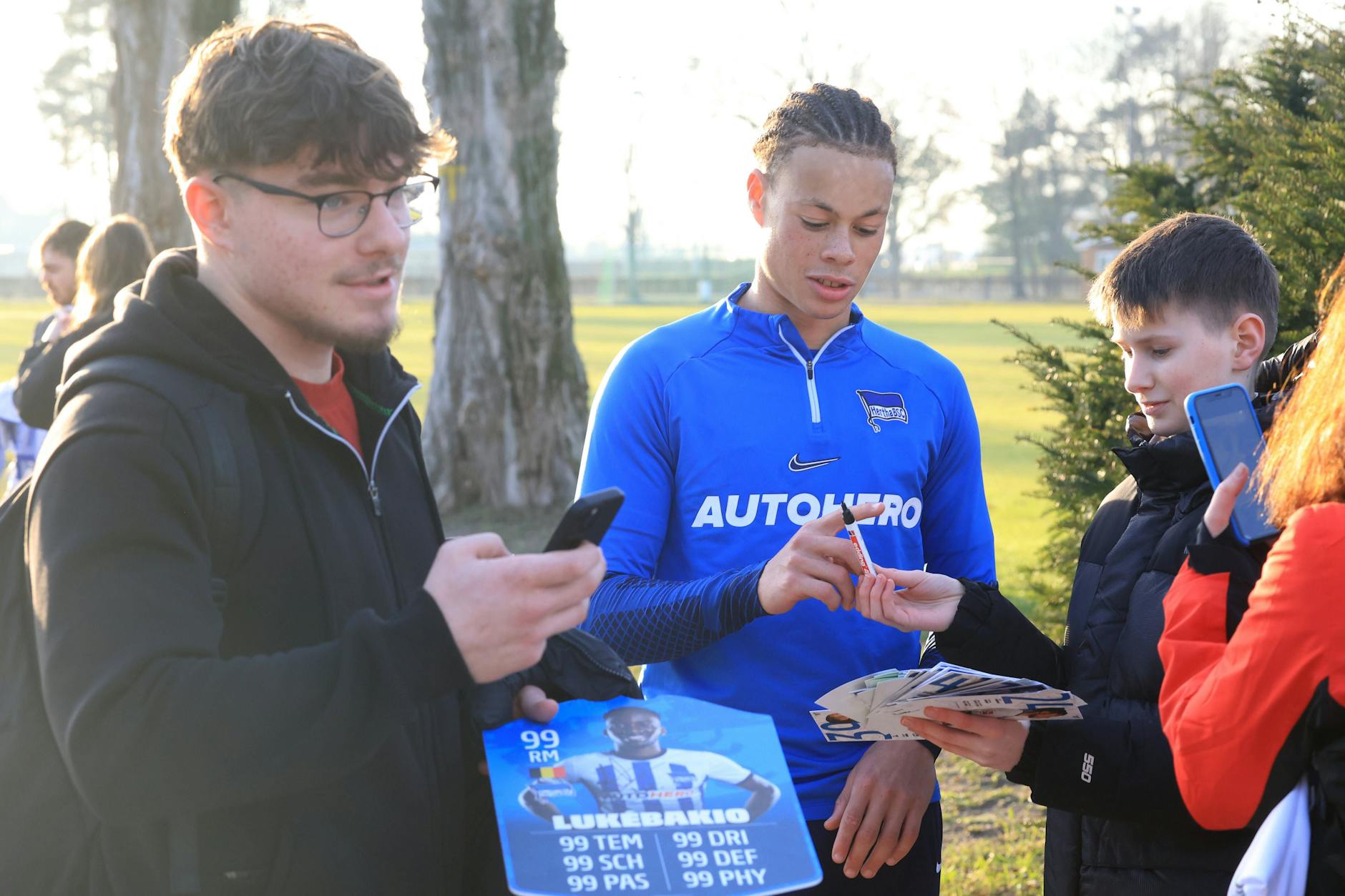 Plötzlich mittendrin statt nur dabei: Derry Scherhant (20) ist bei den Fans von Hertha BSC beliebt, schreibt nach dem Training Autogramme.