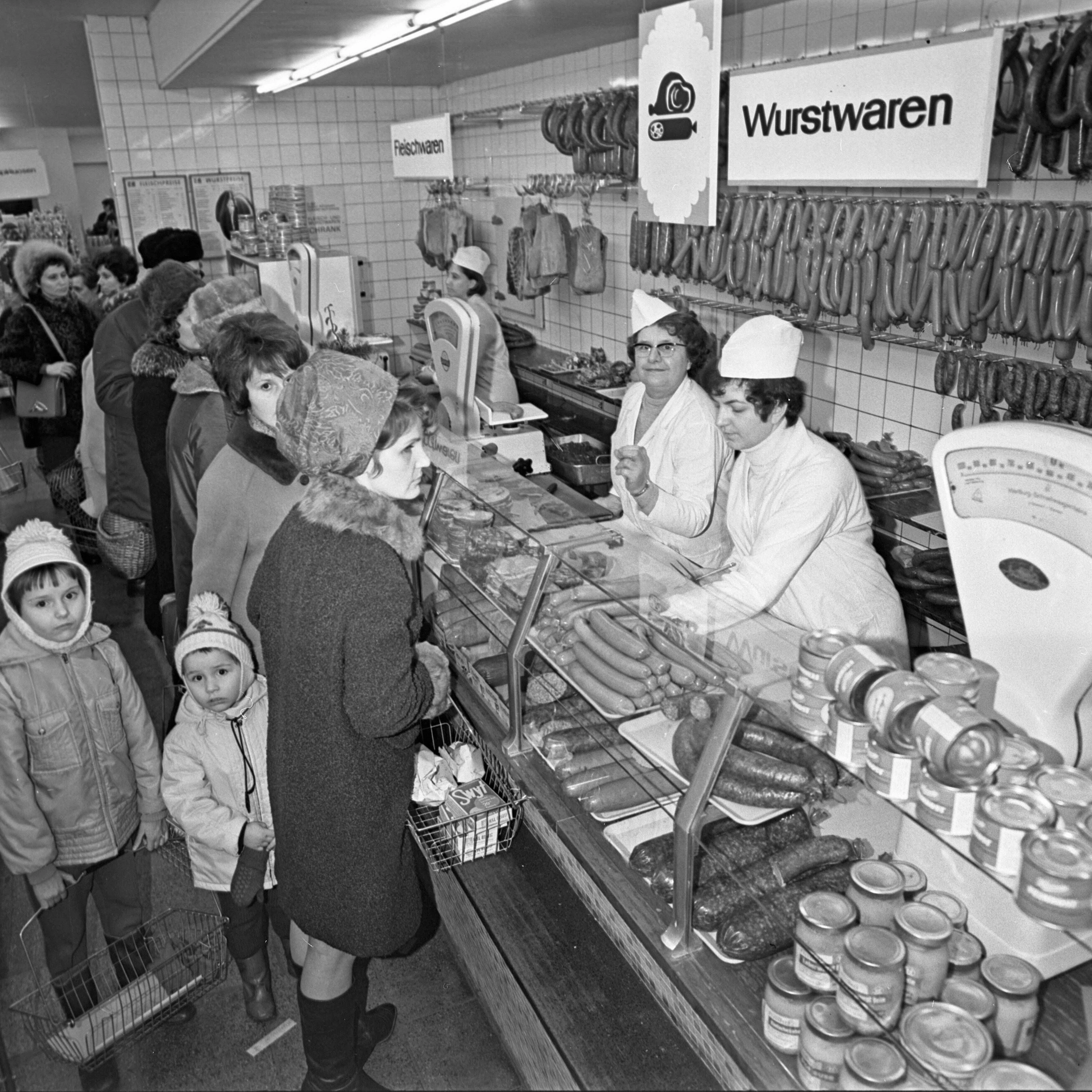 Fleisch- und Wurstwarenstand einer Kaufhalle im Jahr 1972. Das war billig, Kritik gab es, weil abends, wenn die Werktätigen einkauften, das Angebot an Frischwaren ausgedünnt war.