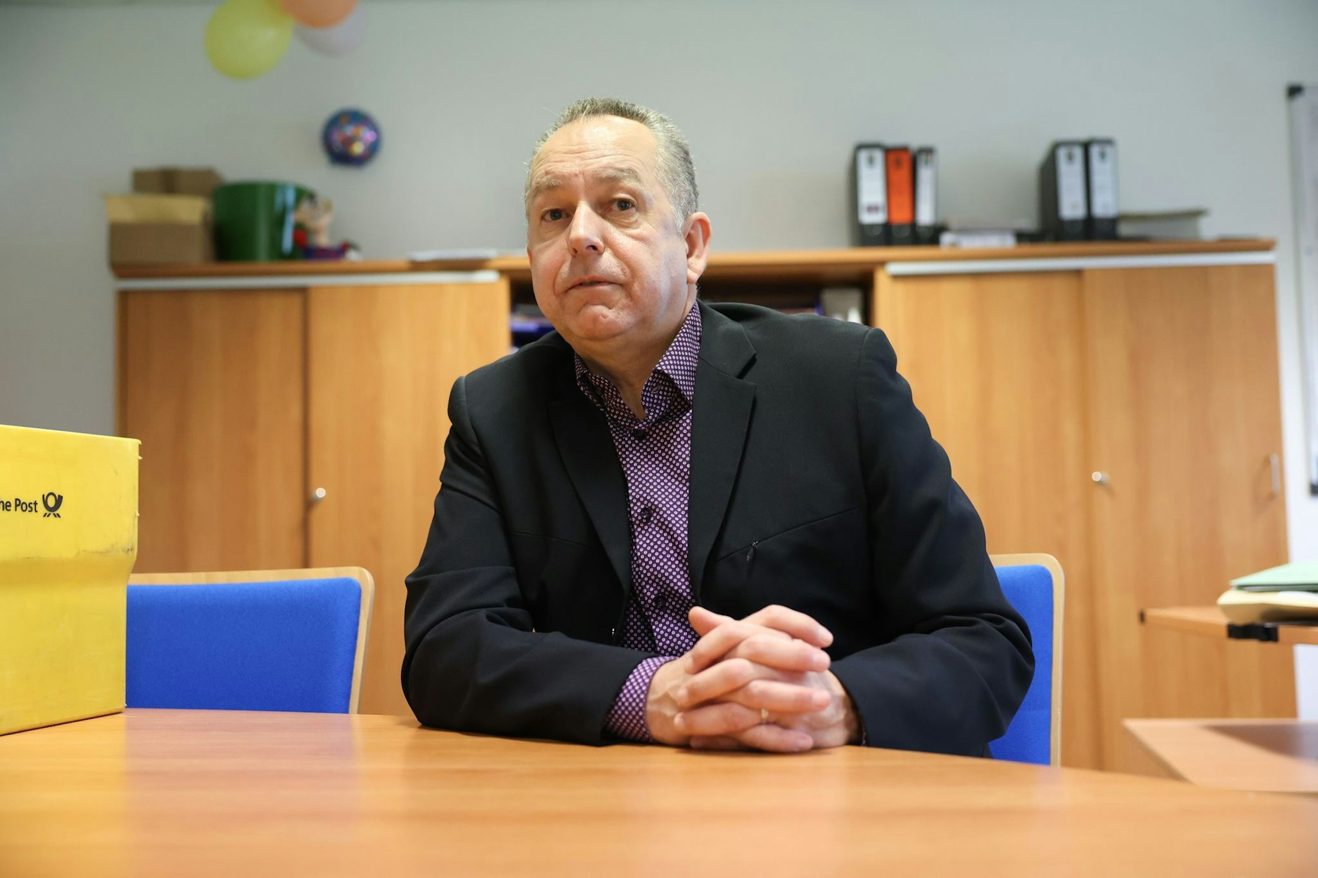 Axel Hunger, Bezirkswahlleiter, sitzt in seinem Büro im Bezirksamt Lichtenberg.