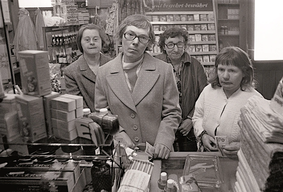 Eine Fotografie aus der Ausstellung „Innere Angelegenheiten. Fotografien 1975–89“ von Dietmar Riemann. Titel des Fotos: Schaufenster, 1986–89.