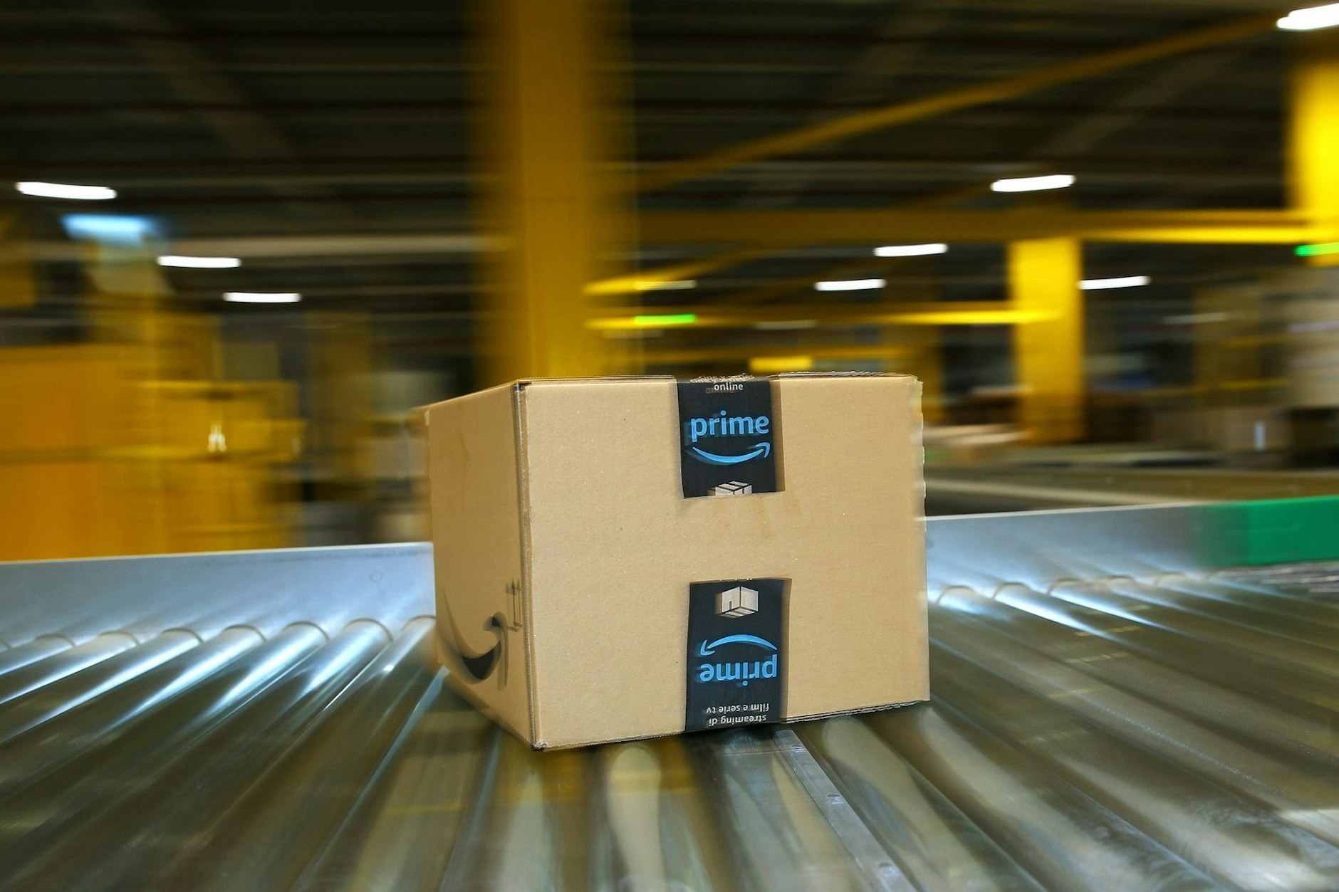 Ein Paket auf dem Laufband eines Amazon-Logistikzentrums – auf viele Amazon-Kunden kommt eine neue Preiserhöhung zu.