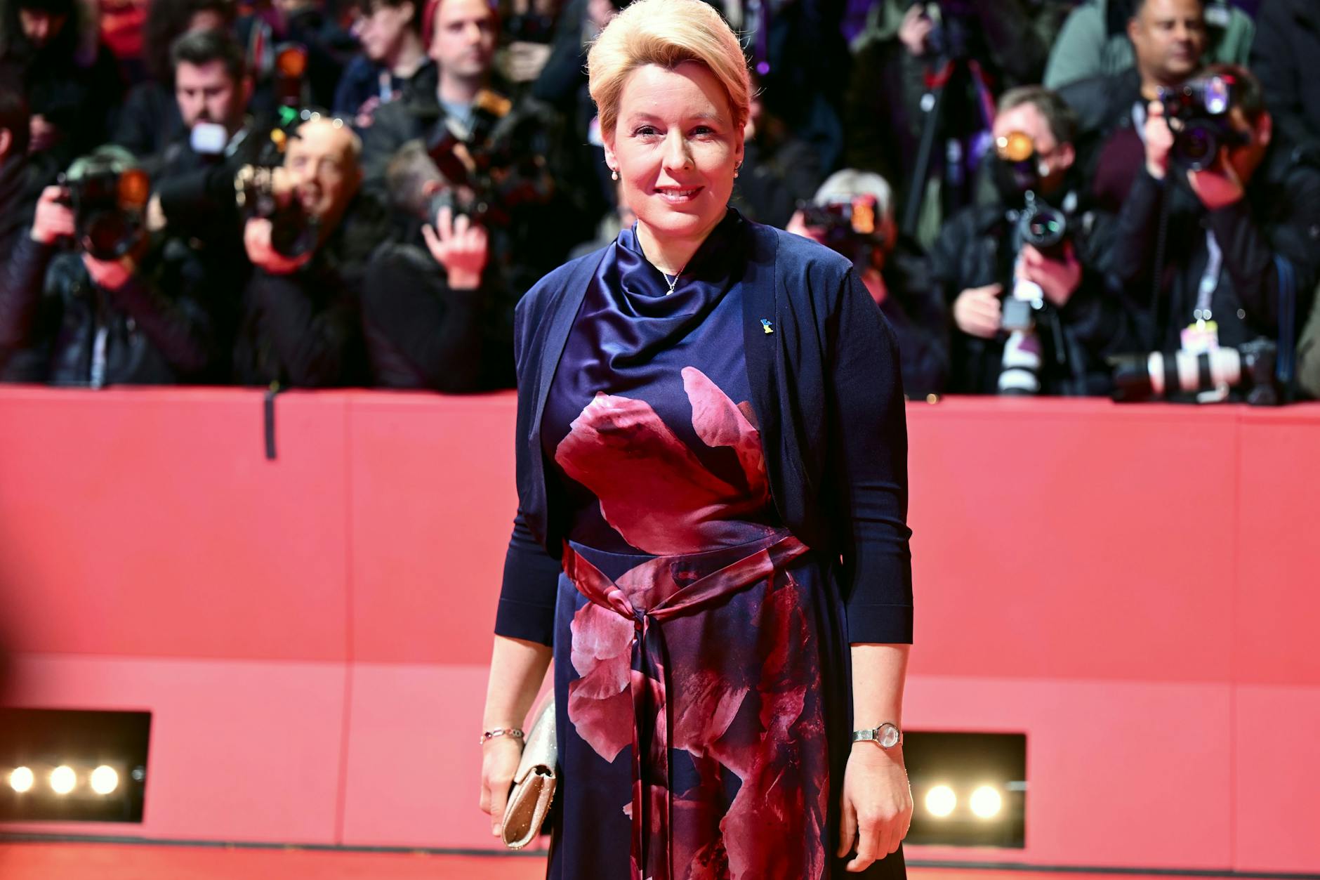 Franziska Giffey, Regierende Bürgermeisterin von Berlin, kommt zur Eröffnung der Berlinale. 