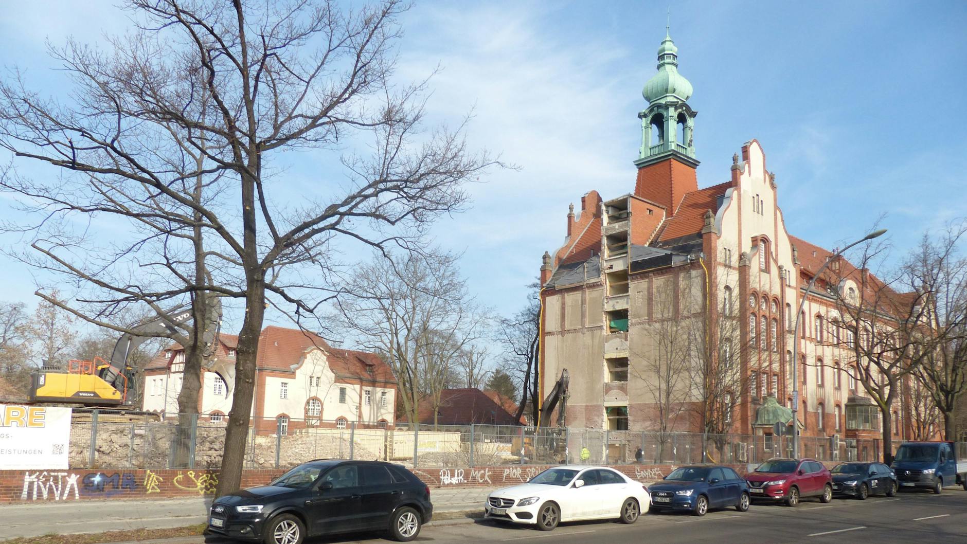 Das Gebäude aus den 60 Jahren ist weg, ein Bagger steht auf einem Schuttberg.