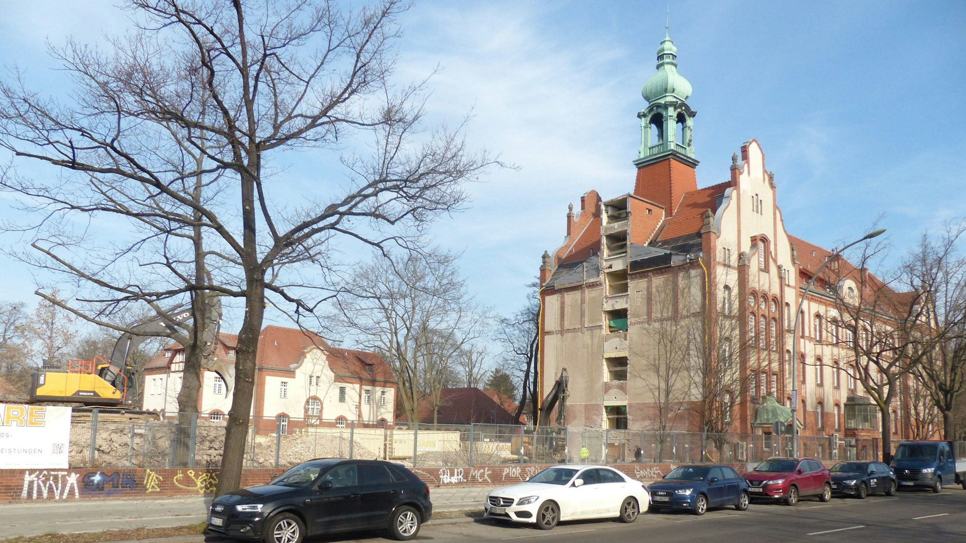 Das Gebäude aus den 60 Jahren ist weg, ein Bagger steht auf einem Schuttberg.