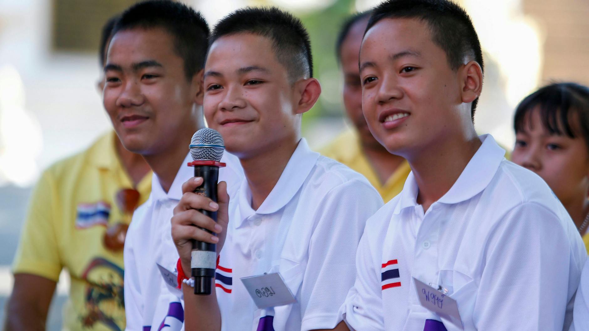 Dom Promthep (mit Mikro) im Jahr der Rettung aus der Tham Luang-Höhle bei einem öffentlichen Auftritt.