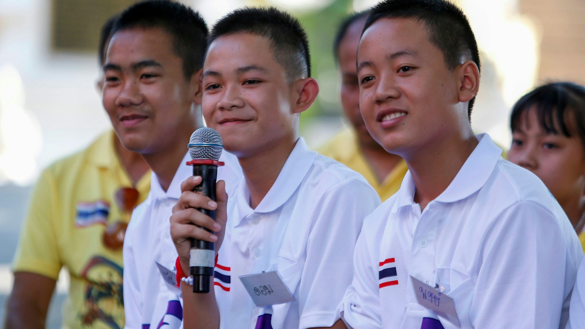 Dom Promthep (mit Mikro) im Jahr der Rettung aus der Tham Luang-Höhle bei einem öffentlichen Auftritt.