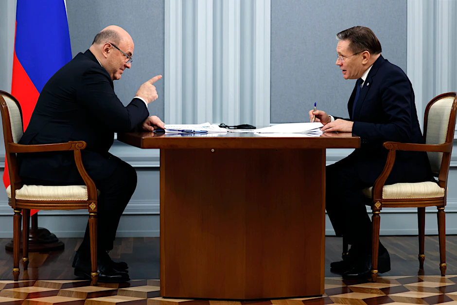Der russische Premierminister Michail Mischustin (l.) spricht mit dem Generaldirektor der staatlichen Atomenergiegesellschaft Rosatom, Alexei Lichatschow, während ihres Treffens in Moskau am Dienstag, den 31. Januar 2023.&nbsp;