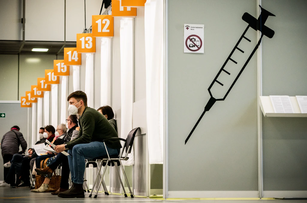 Gab es bei den Impfungen ein „Zulassungsdesaster“? Zwei Perspektiven